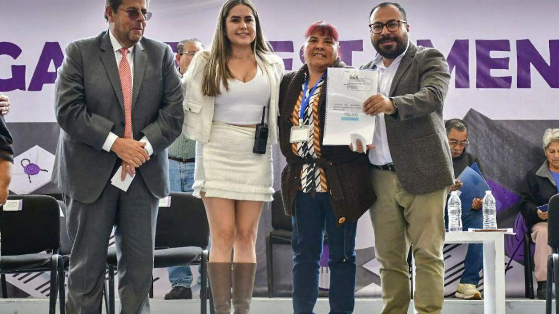 entrega gratuita de mil 300 testamentos a adultos mayores.